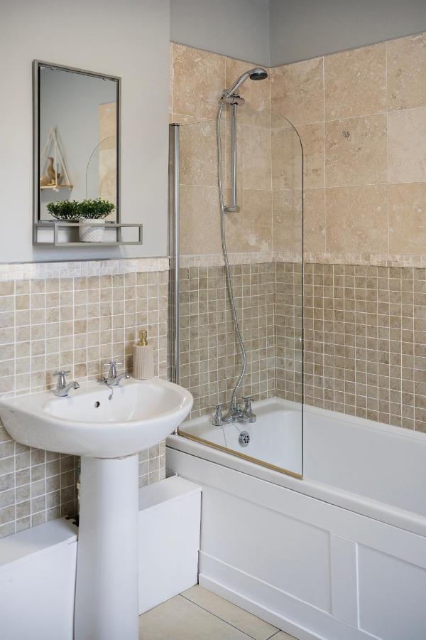 1 Bed House, Free Parking, 15 Minutes From Cheltenham Races غلوستير المظهر الخارجي الصورة