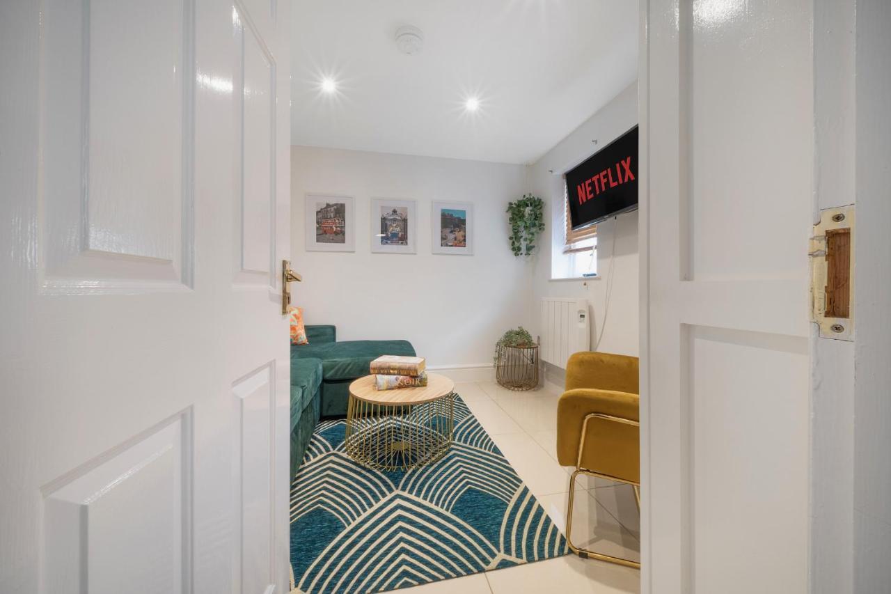 1 Bed House, Free Parking, 15 Minutes From Cheltenham Races غلوستير المظهر الخارجي الصورة