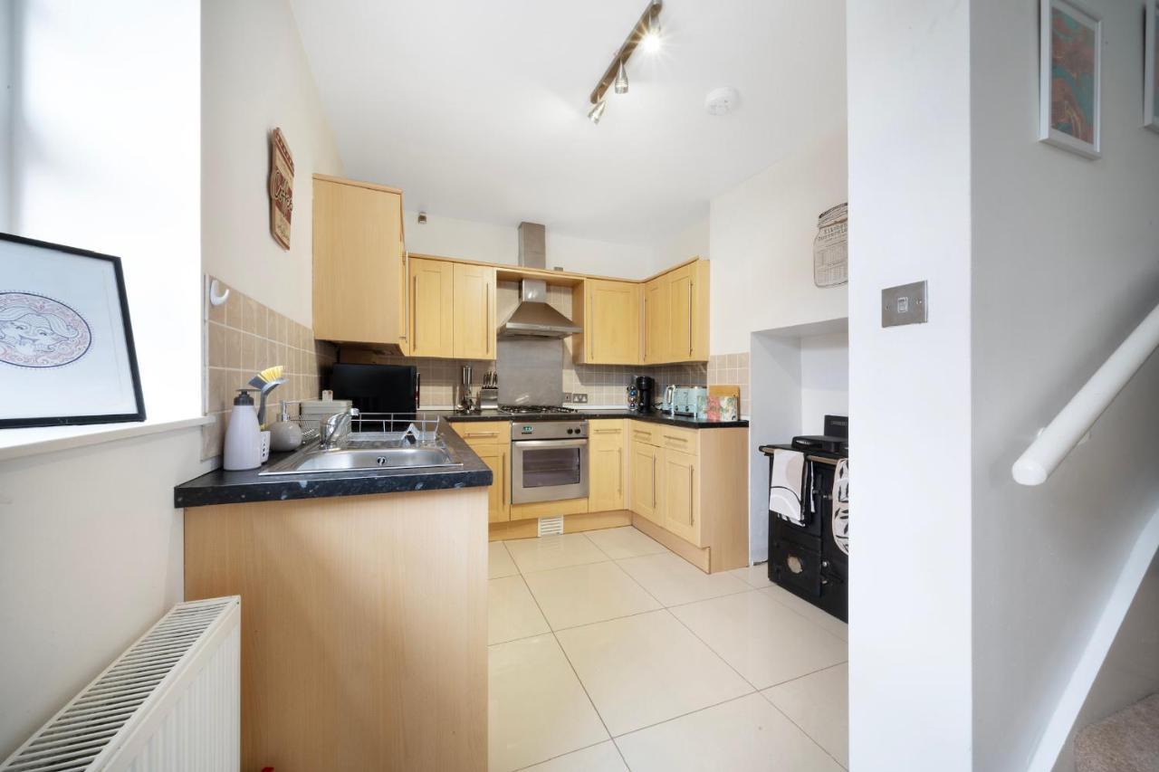 1 Bed House, Free Parking, 15 Minutes From Cheltenham Races غلوستير المظهر الخارجي الصورة