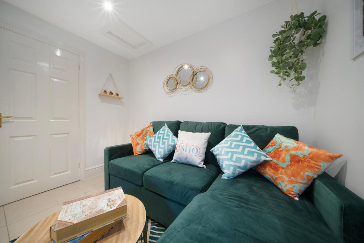 1 Bed House, Free Parking, 15 Minutes From Cheltenham Races غلوستير المظهر الخارجي الصورة