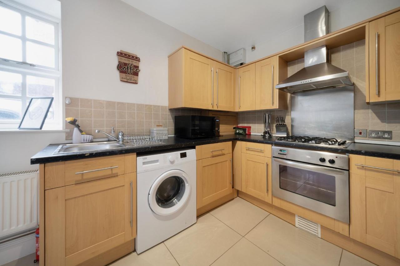 1 Bed House, Free Parking, 15 Minutes From Cheltenham Races غلوستير المظهر الخارجي الصورة