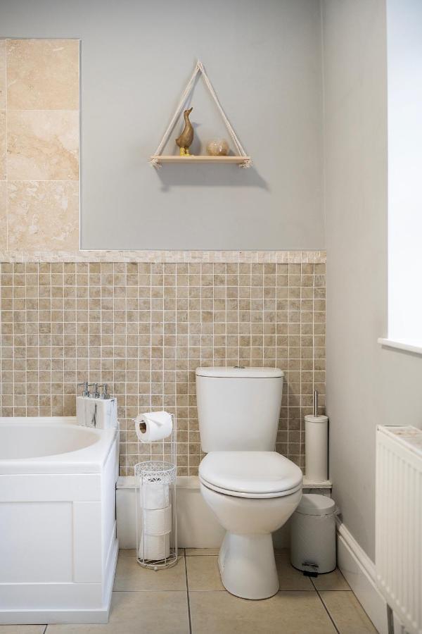 1 Bed House, Free Parking, 15 Minutes From Cheltenham Races غلوستير المظهر الخارجي الصورة