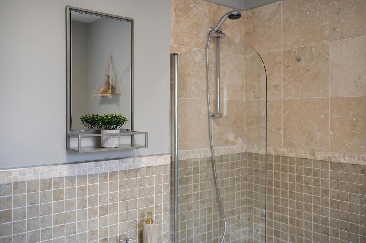 1 Bed House, Free Parking, 15 Minutes From Cheltenham Races غلوستير المظهر الخارجي الصورة
