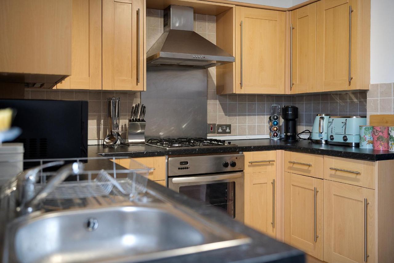 1 Bed House, Free Parking, 15 Minutes From Cheltenham Races غلوستير المظهر الخارجي الصورة